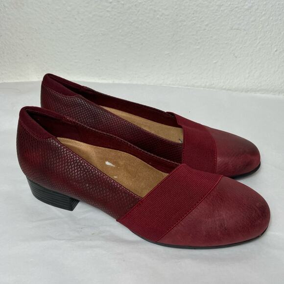 Trotters Melinda Slip-On‎ in Burgundy Snake size 6 flats work red shoes comfort - Picture 2 of 7